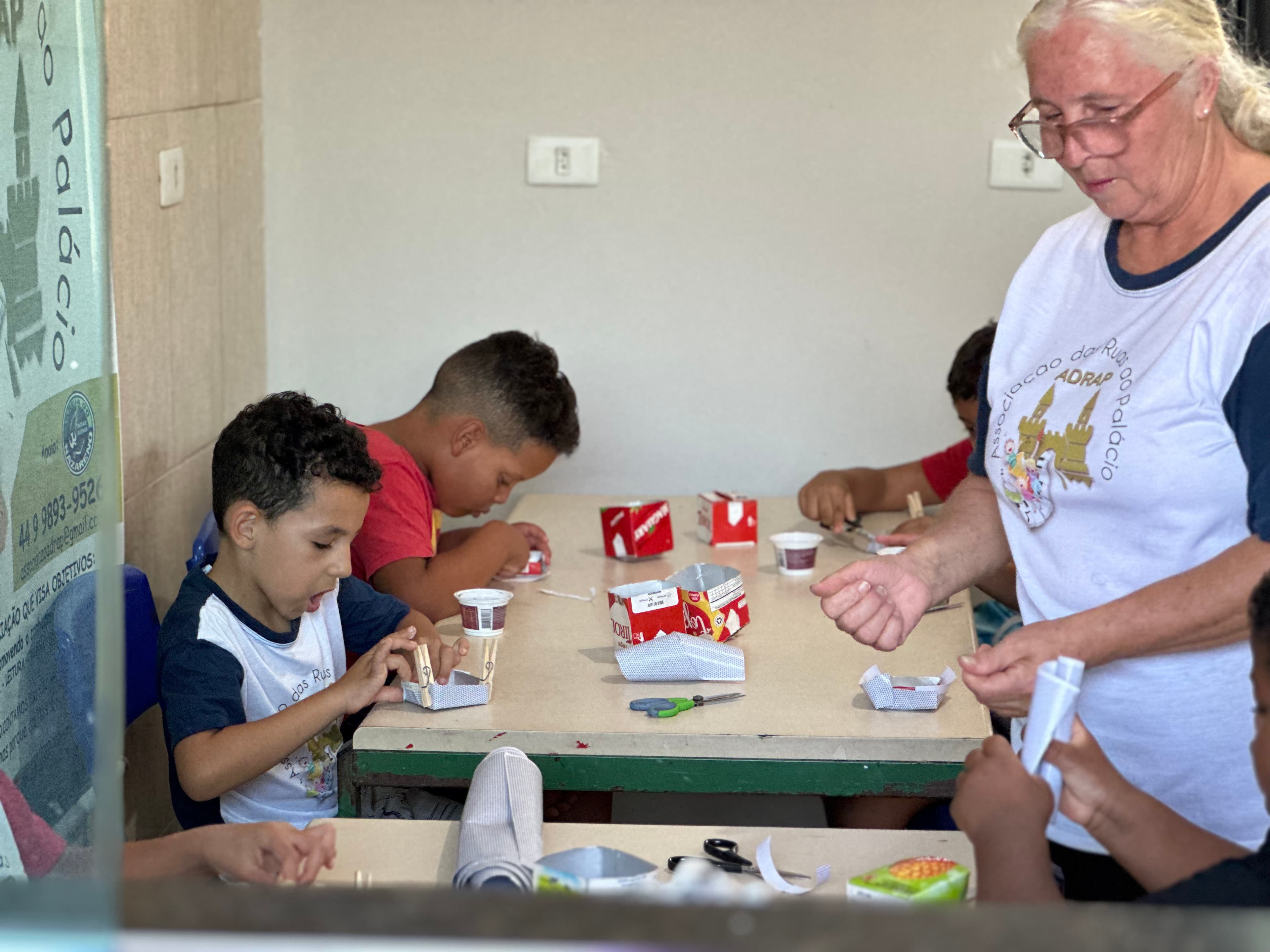 Alunos aprendendo a fazer artesanato