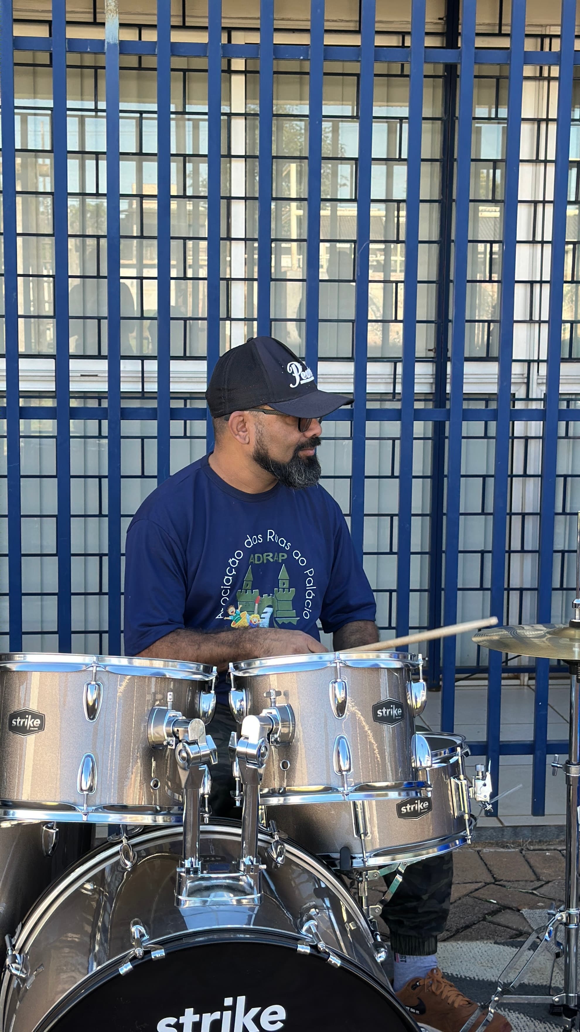 Participante tocando bateria no evento Make Music Brasil