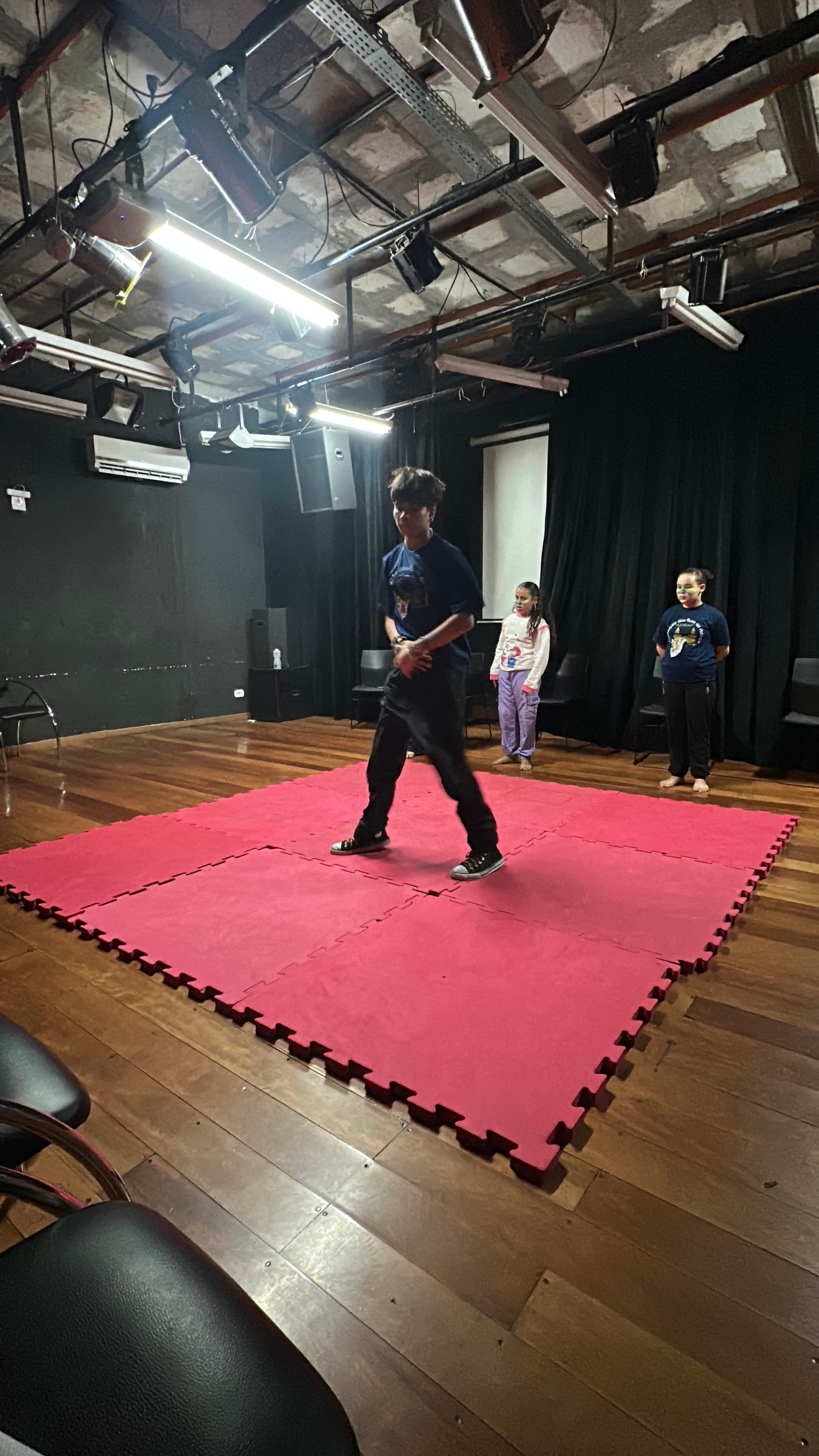 Aluno participando de apresentação de dança