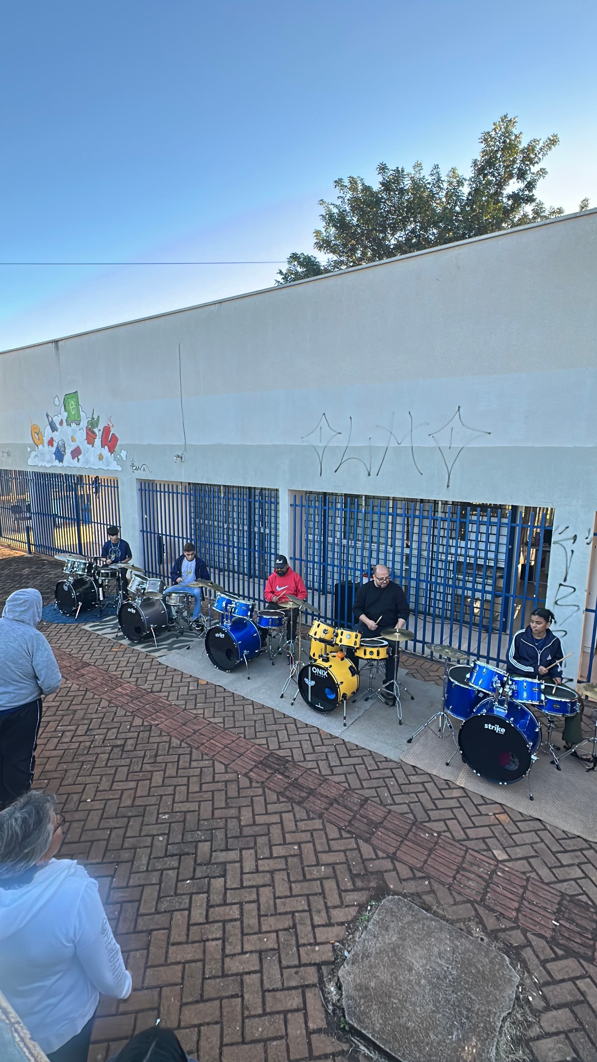 Apresentação coletiva de baterias ao ar livre em Sarandi