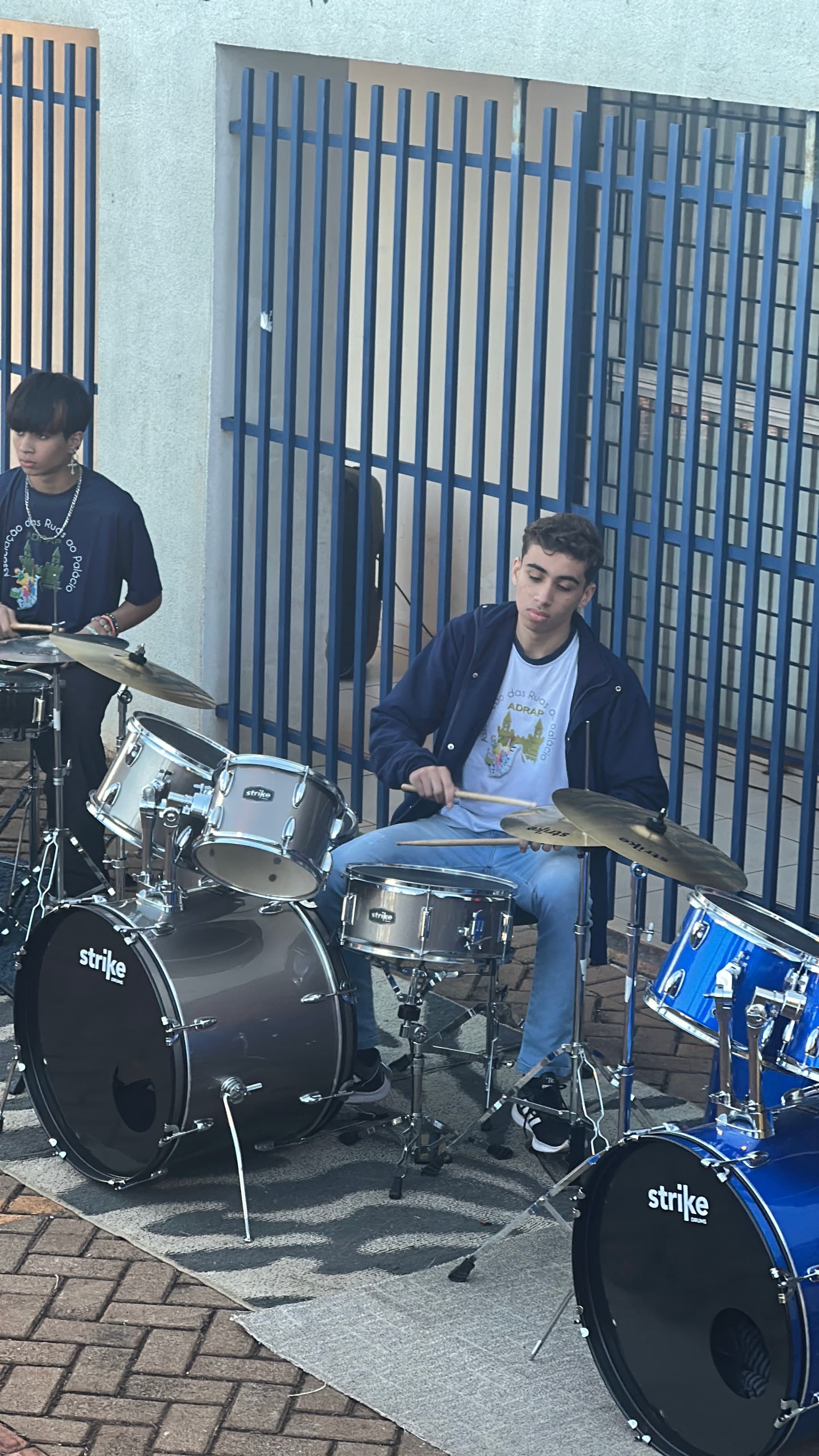 Aluno da ADRAP tocando bateria durante o Make Music Brasil